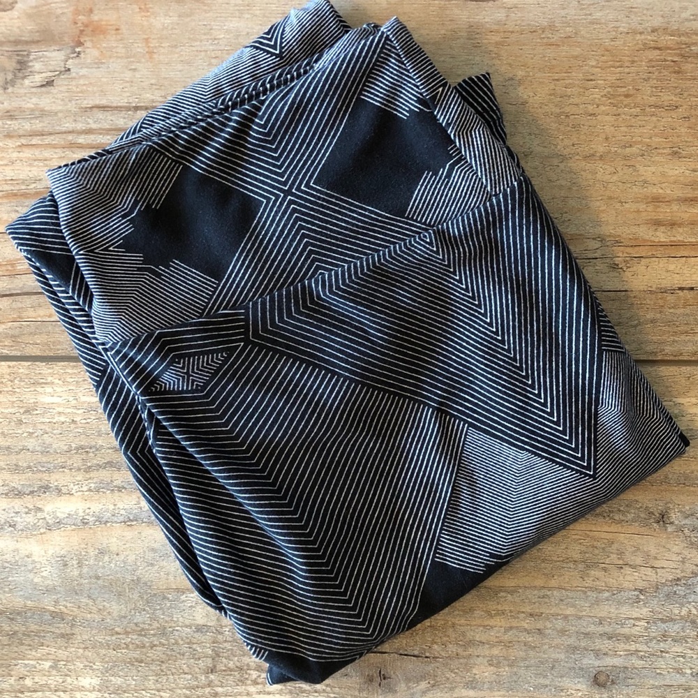 LuLaRoe Black and White Geometric Leggings OS